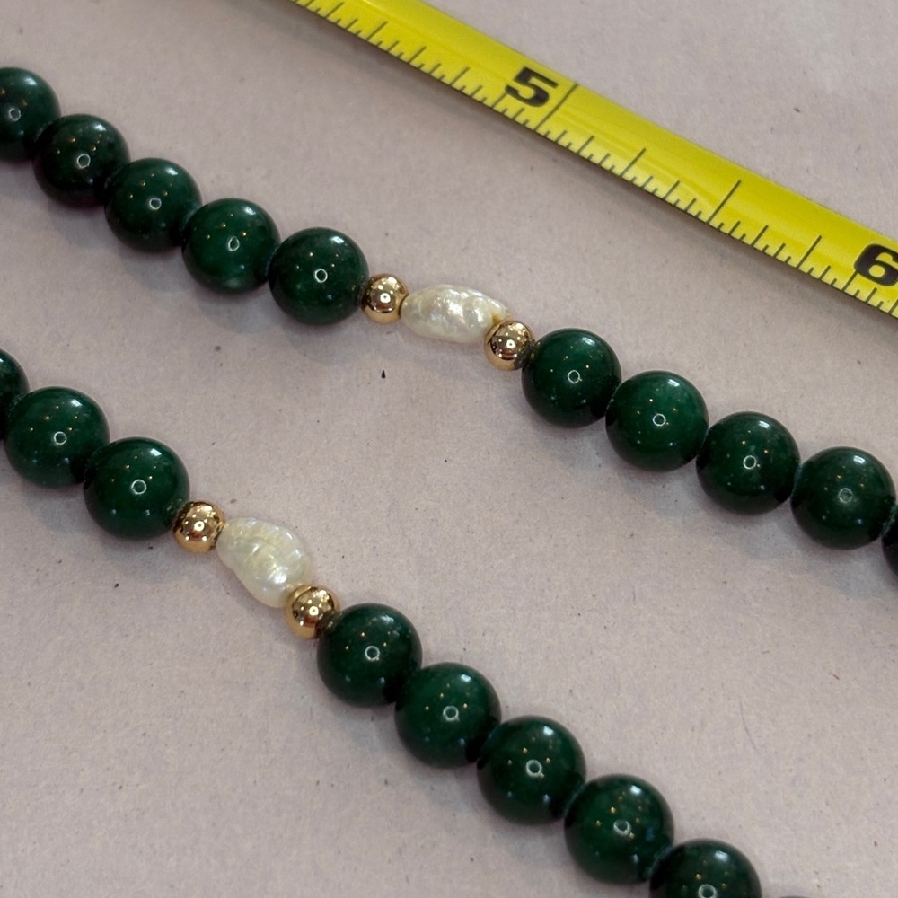 Vintage-Inspired Green Beaded Necklace – 16" with Gold Tone Clasp & Faux Pearls - Picture 10 of 13